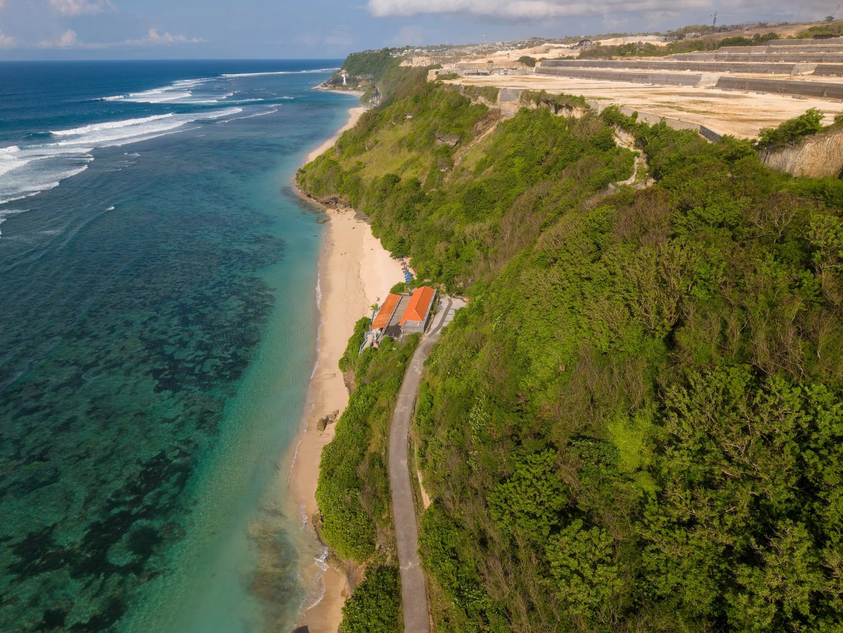 Küstenlandschaft Benins als Hinweis auf die Lage am Meer.