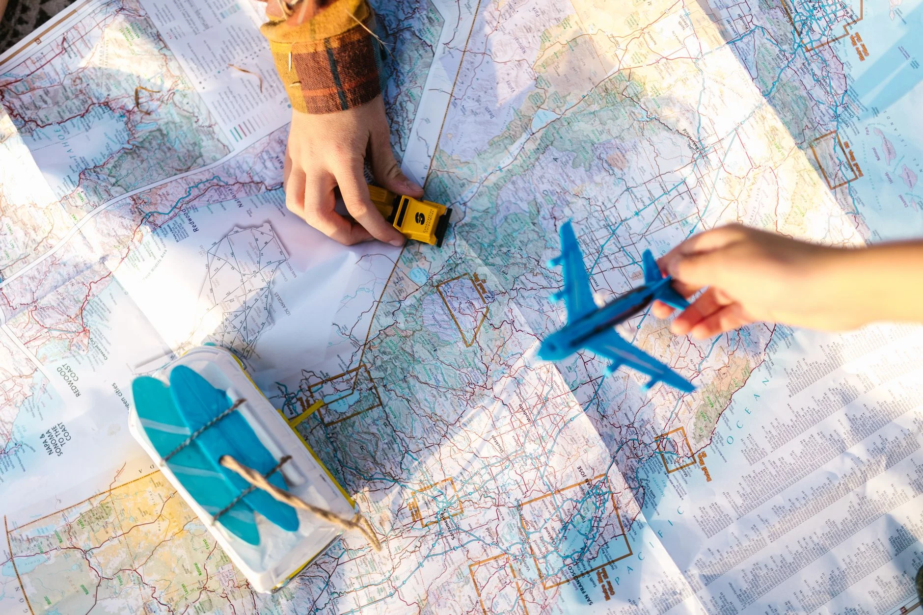 Karte und Pfundnoten als Elemente der Reiseplanung