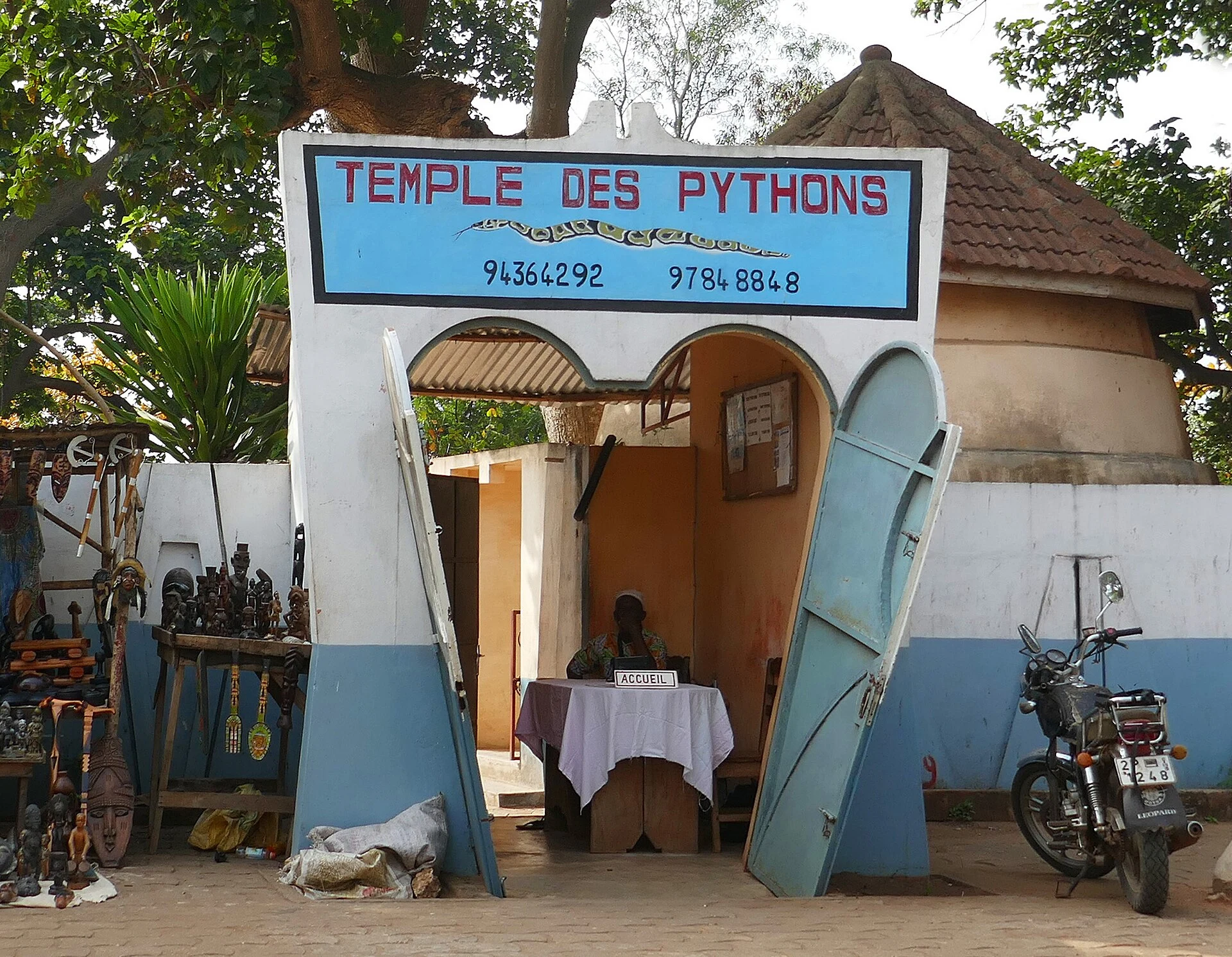 Extérieur du Temple des Pythons à Ouidah, sanctuaire vodun vivant.