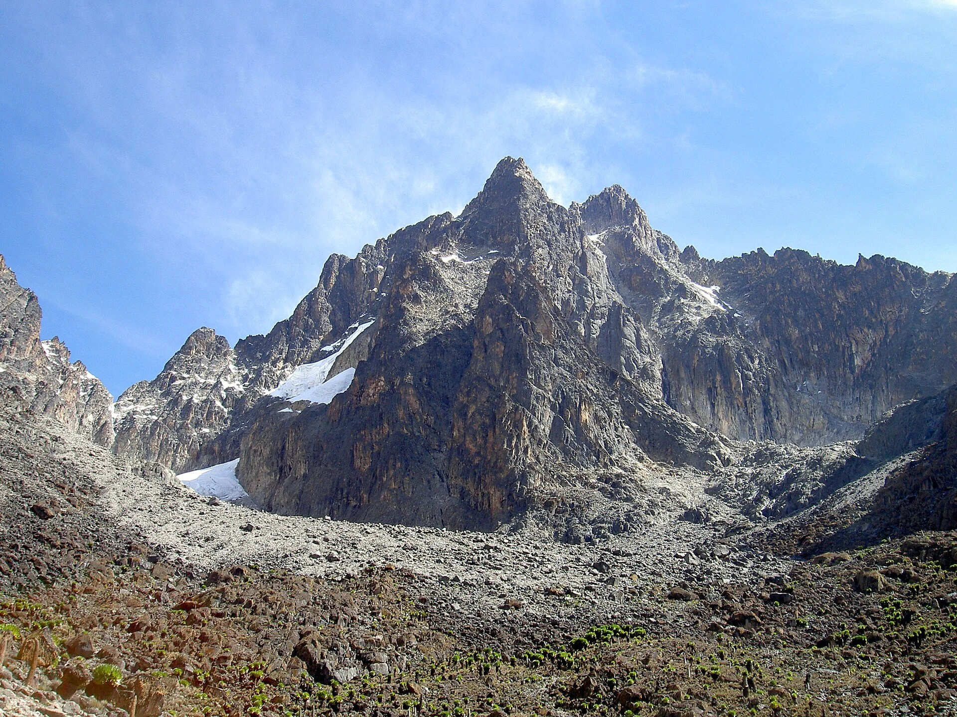 Gletschertal und Hochgebirgssee an der Chogoria-Route des Mount Kenya.