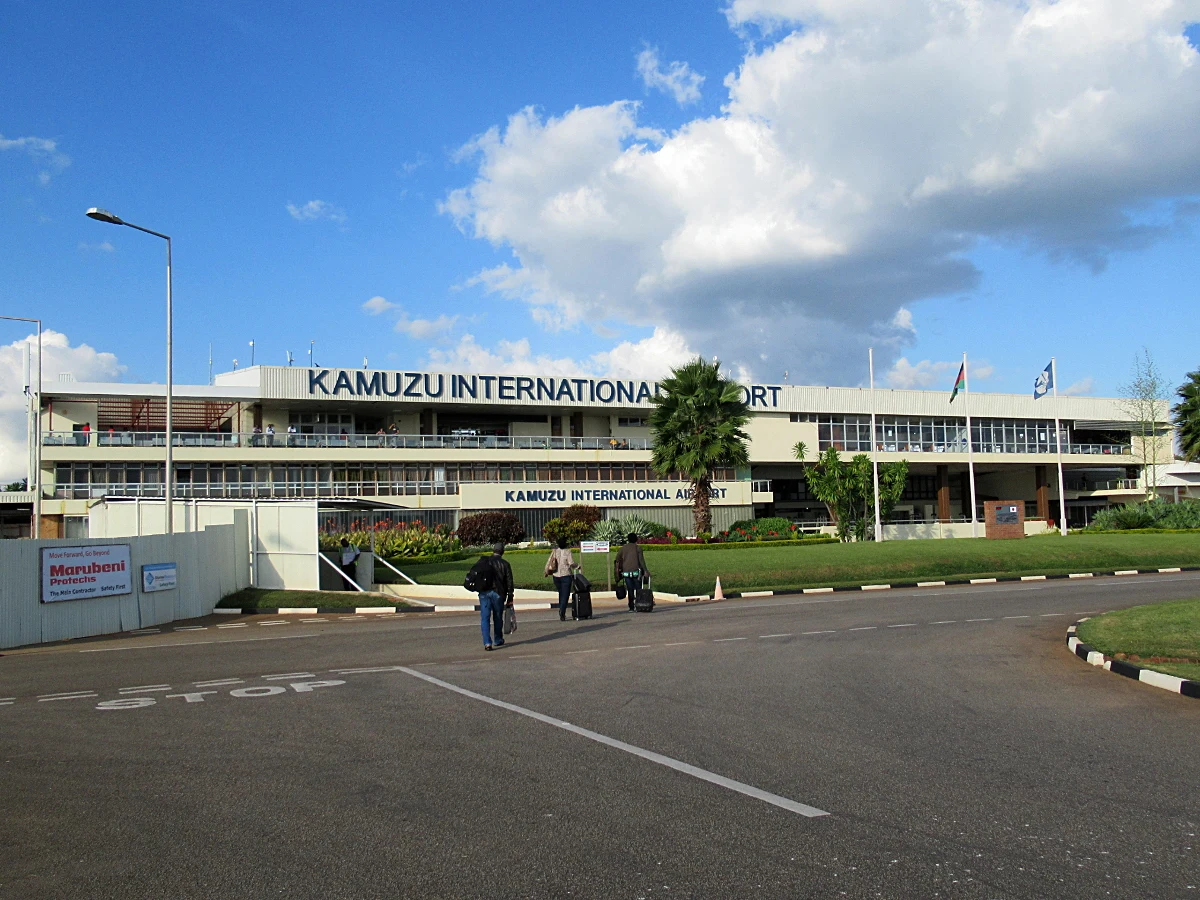 Esterno del terminal dell'aeroporto internazionale di Lilongwe con aerei sullo sfondo.