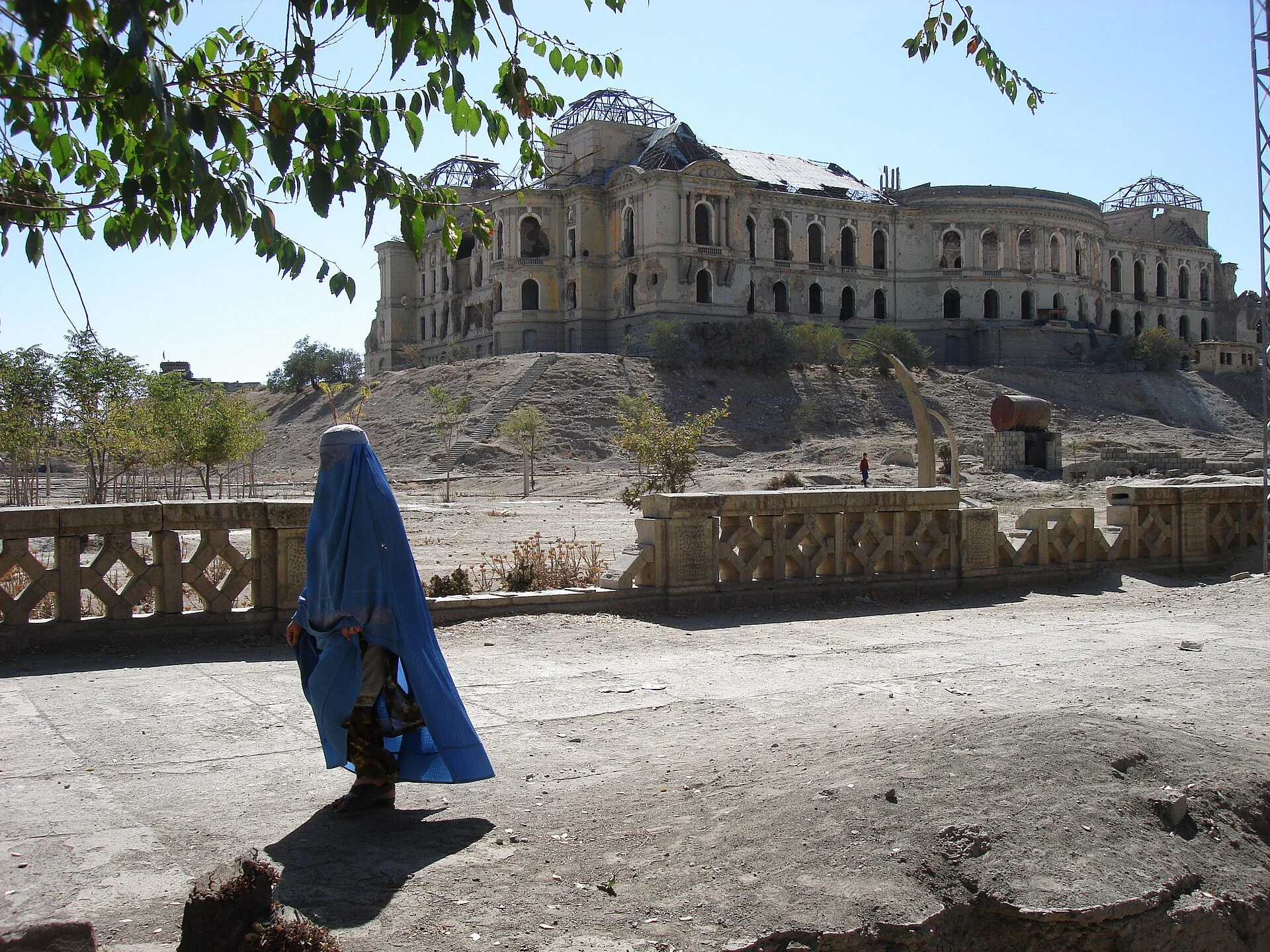 Vista panoramica della città di Kabul in una valle montuosa.