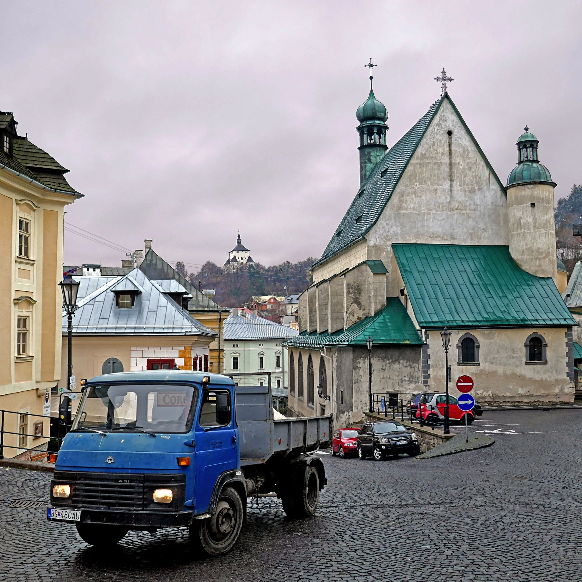 Reservatório histórico tajchy em área florestal perto de Banská Štiavnica.