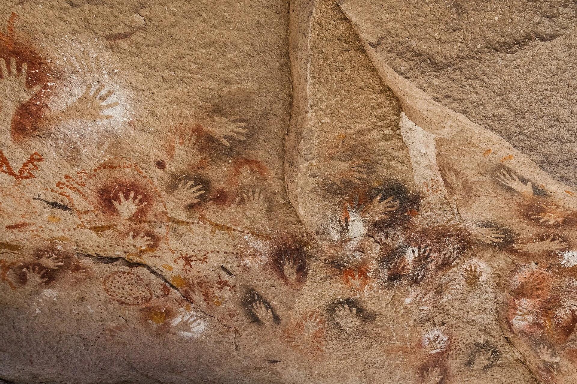 Dry Río Pinturas canyon beside Cueva de las Manos.