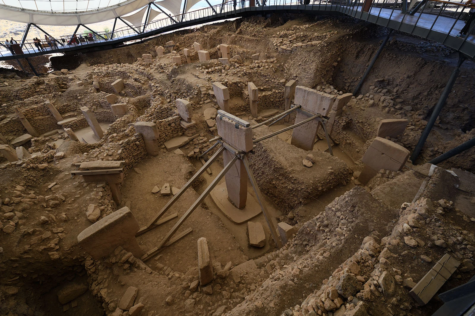 Detail eines T-förmigen Kalksteinpfeilers mit Reliefs in Göbekli Tepe.
