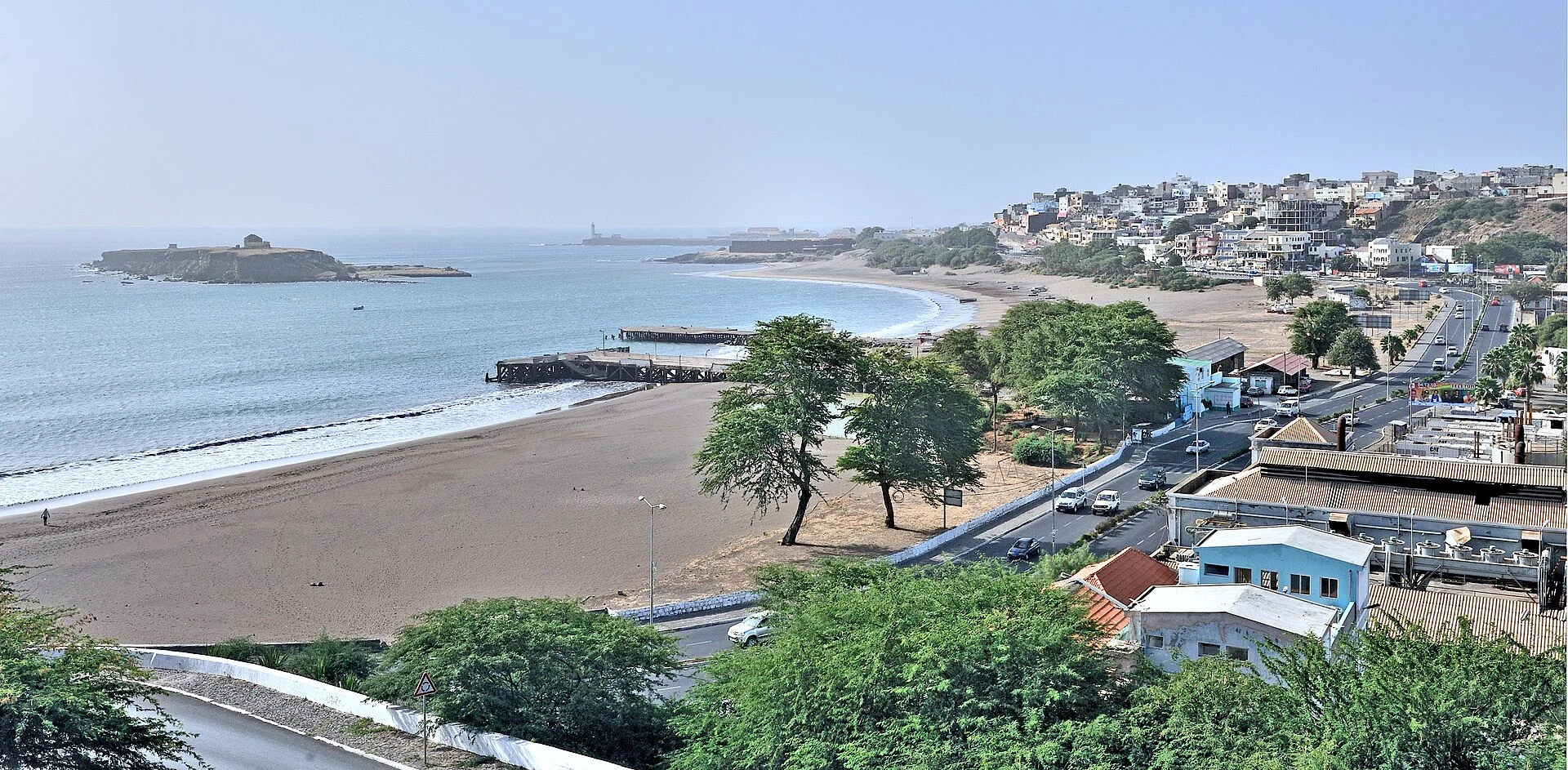 Vista identificável da Praia, capital de Cabo Verde.
