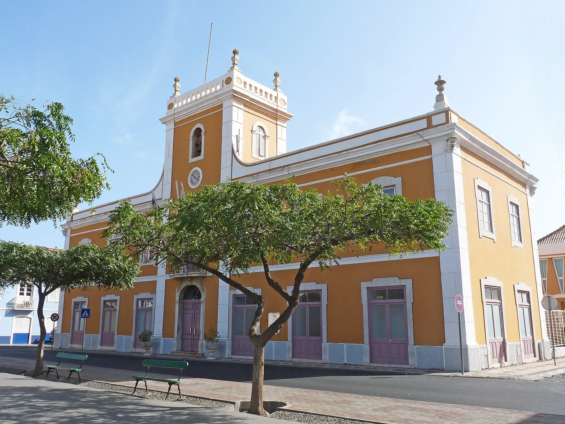 Ambiente urbano da Praia, Cabo Verde, como referência da capital.