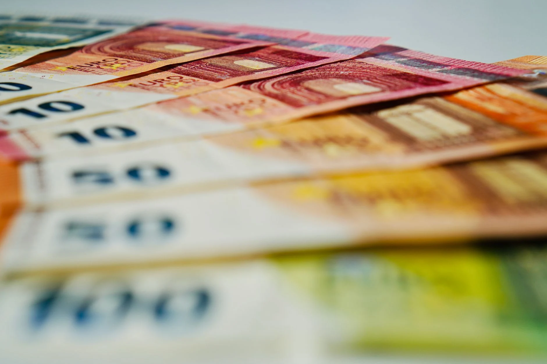 Moedas e notas de euro como contexto para explicar a moeda usada na Alemanha.