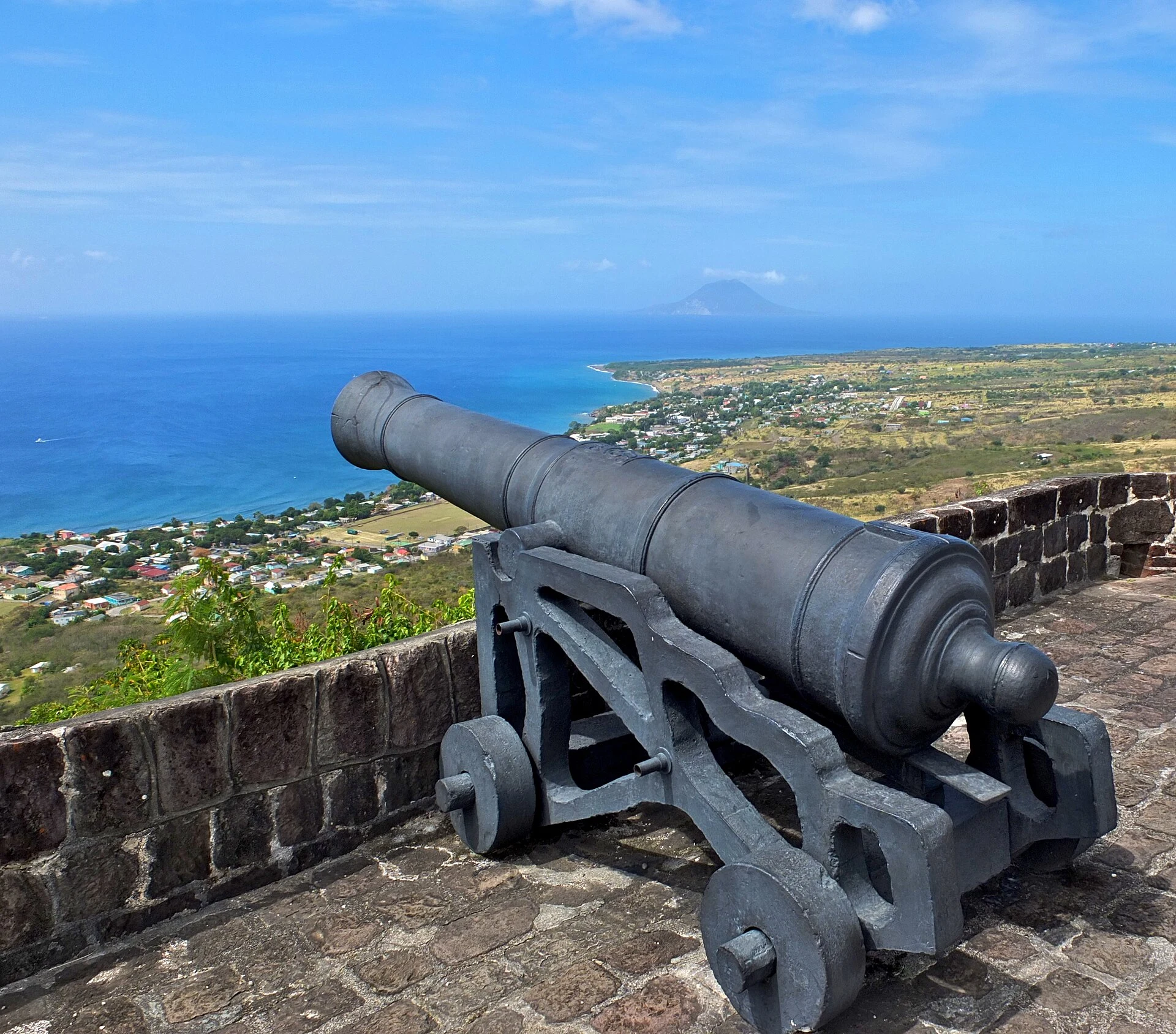 Mauern und Bastionen der Festung Brimstone Hill über der Küste von St. Kitts.