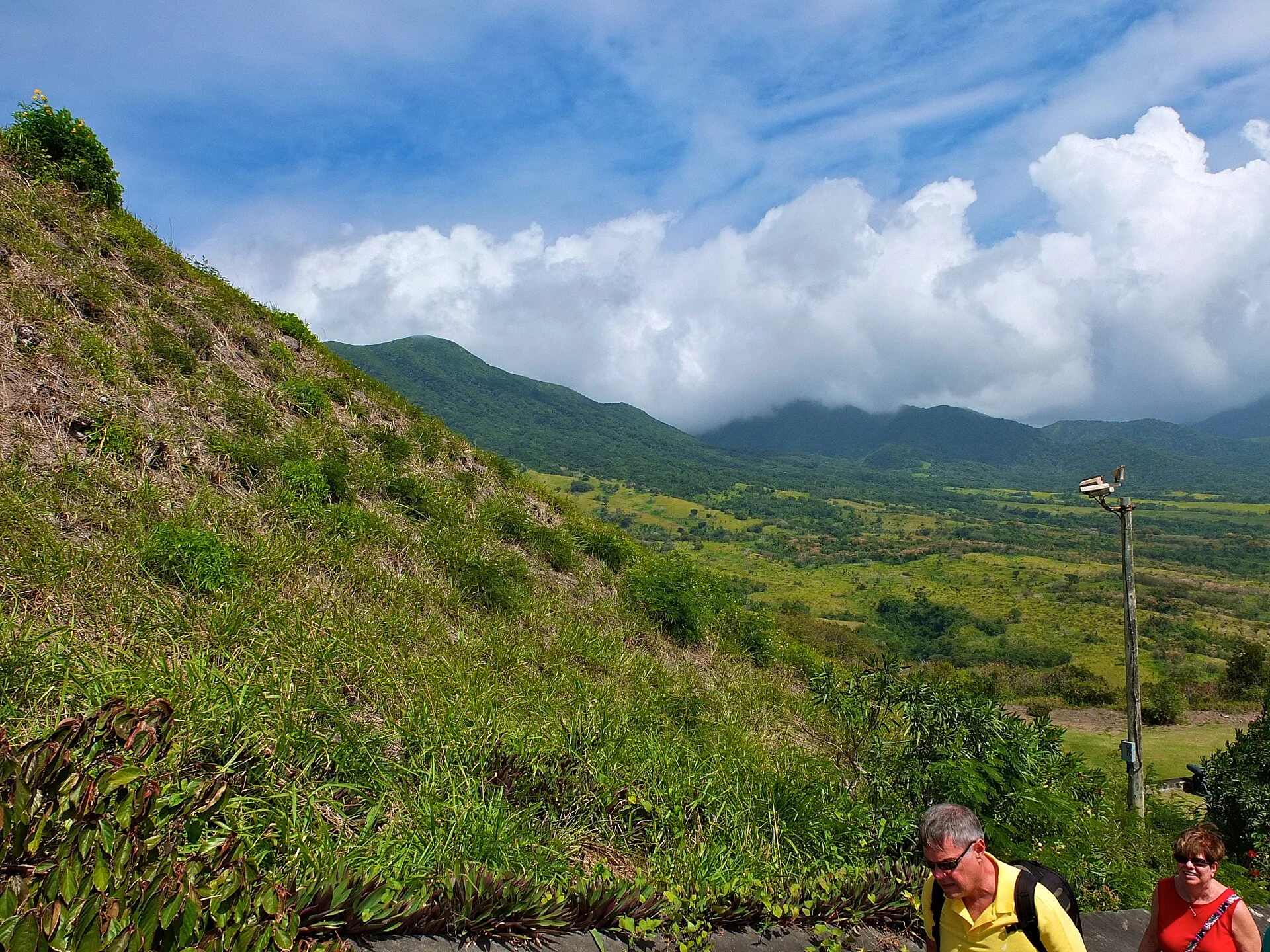 Rampe e livelli difensivi di Brimstone Hill con la costa occidentale di Saint Kitts sullo sfondo.