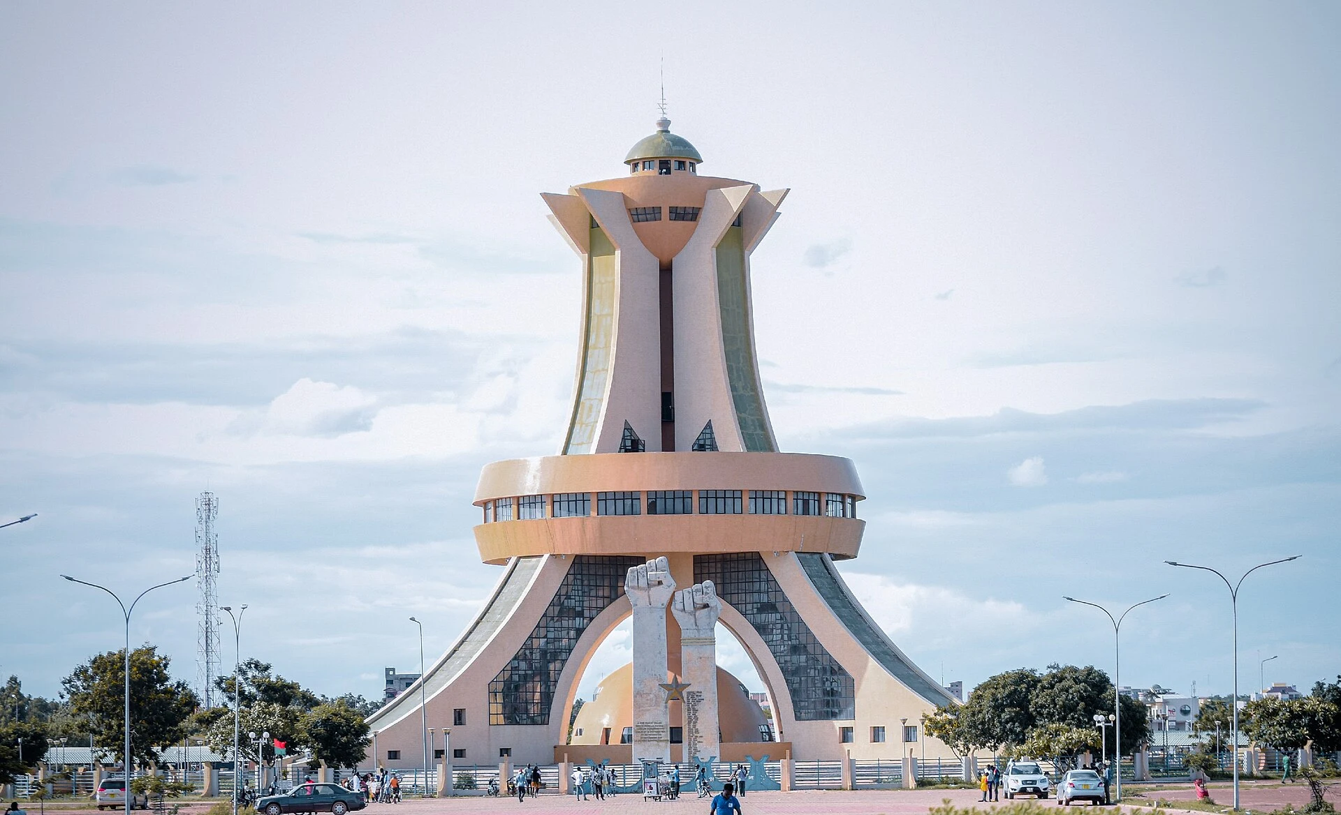 Cena urbana contemporânea em Ouagadougou, capital de Burkina Faso.
